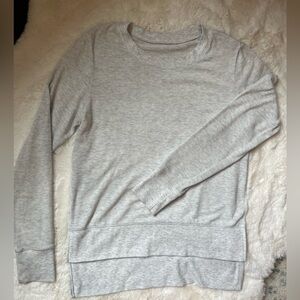 Alo GLIMPSE Light Gray Womens Small Side-split High-lo Sweater pullover